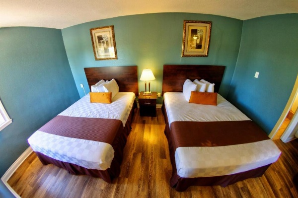 Palm Tropics Motel image 25